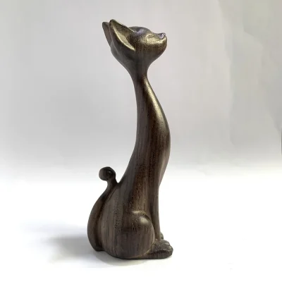 Chat Décoratif en Bois Sculpté – Sculpture Nordique